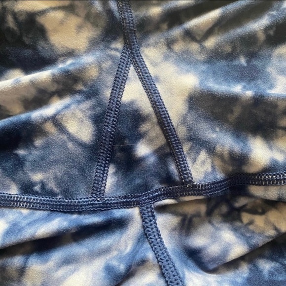 ATHLETA Salutation Stash Pocket Blue Tie Dye 7/8 Tight Leggings XSmall - Picture 7 of 8